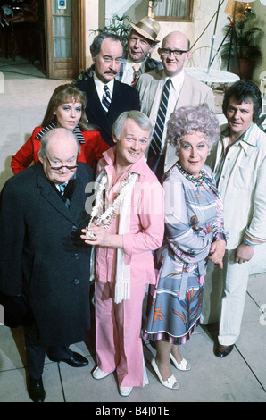 Les films sont vous être servi l'équipe de Grace Brothers avec de l'arrière vers l'avant de gauche à droite Arthur acteur anglais Frank Thornton Nicholas Smith acteur actrice acteur Wendy Richard Arthur Brough John Inman acteur actrice Sugden Mollie acteur acteur Trevor Bannister Août 1977 msi dbase Banque D'Images