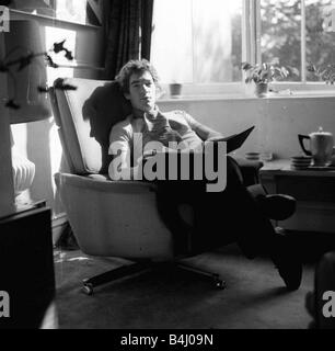 L'Acteur Ian Mckellen Octobre 1969 photographié à la maison dans un fauteuil relaxant Banque D'Images