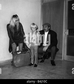 L'acteur Sean Connery avec fils Jason Connery et épouse Diane Cilento à l'aéroport de Londres Banque D'Images