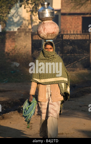 Femme indienne portant de l'eau sur sa tête la manière traditionnelle Banque D'Images