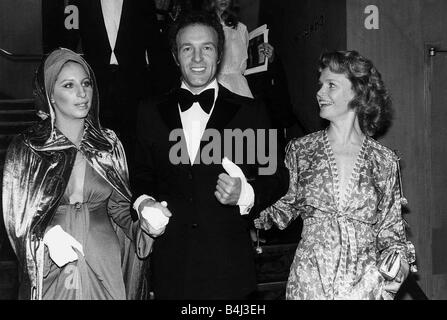 Barbra Streisand 18 mars 1975 avec la star James Caan et actrice Lee Remick à la Royal Command Performance du film drôle de dame l'histoire de star musicale Fanny Brice Banque D'Images