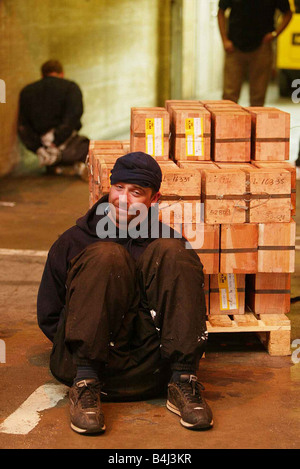 Policiers armés et des vols suspects sur les lieux d'une tentative de 30 millions de livres au raid bullion Swissport près de l'aéroport d'Heathrow, juin 2005 déjoué Gold Bullion à main armée en 2000 sBULLION à Heathrow HEATHROW SWISSPORT RAID RAIDERS D'ÊTRE ARRÊTÉ PAR LA POLICE ARMÉE Juin 2005 vol de lingots d'étain à Heathrow Années 2000 mirrorpix Banque D'Images