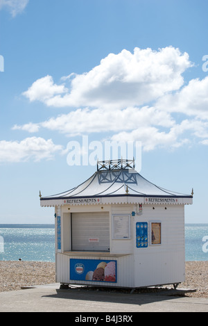 Un rafraîchissements hut est fermé sur la plage d'Eastbourne, sur une chaude journée d'été. Banque D'Images