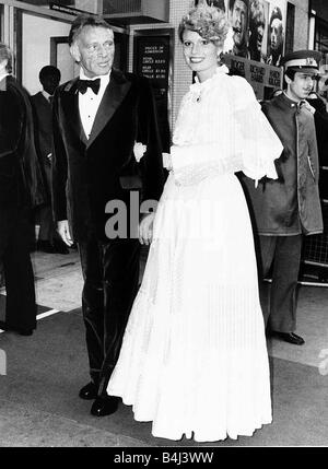 L'acteur Richard Burton arrive avec son épouse Susie Hunt pour la première du film The Wild Geese MSI dbase Banque D'Images