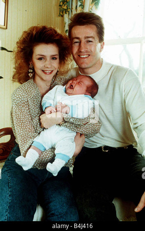 Leslie Ash actrice avec son mari Lee Chapman le footballeur et son fils Joseph octobre 1989 msi dbase Banque D'Images