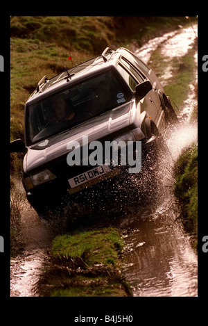 Mars 1998 Vauxhall Frontera rouler dans l'eau Banque D'Images