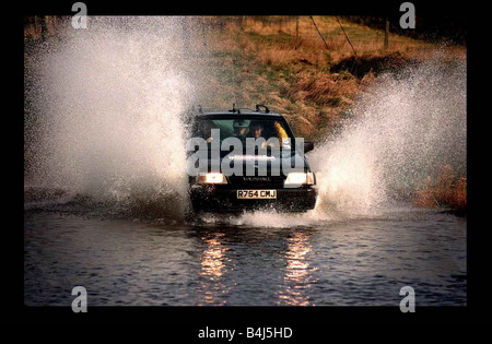 Vauxhall Frontera Mars 1998 Fording River l'eau pulvérisée Banque D'Images