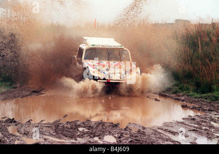 TONY MASON À COURSE KNOCKHILL CIRUCUIT Novembre 1998 voiture conduite par l'entremise de l'eau éclaboussant de boue Banque D'Images