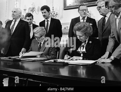 Signature de l'Accord Anglo Irish Nov 1985 La signature de l'accord historique Premier ministre Mme Margaret Thatcher et l'Irlande le premier ministre Dr Garret Fitzgerald à Hillsborough Castle en Irlande du Nord Banque D'Images