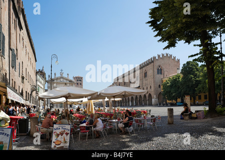 Café de la rue dans la Piazza Sordello, Mantoue, Lombardie, Italie Banque D'Images