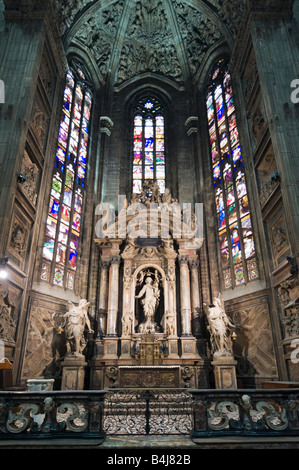 L'intérieur du Duomo (cathédrale), de la Piazza del Duomo, Milan, Lombardie, Italie Banque D'Images