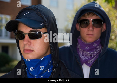 2 garçons adolescents dans sweats à capuche et des lunettes noires Banque D'Images