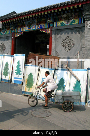 Un homme monte un tricycle dans un hutong de Yandai Xiejie à Beijing Chine Banque D'Images