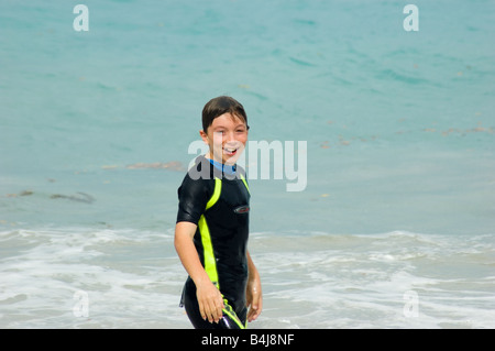 Garçon en combinaison de plongée dans la mer des Caraïbes St. John USVI Banque D'Images