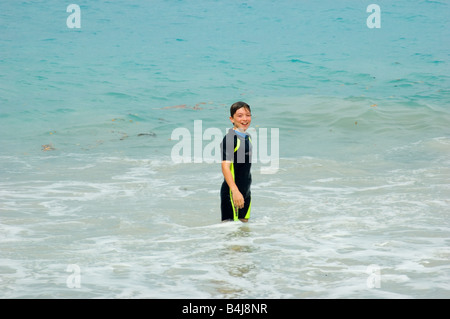 Garçon en combinaison de plongée dans la mer des Caraïbes St. John USVI Banque D'Images