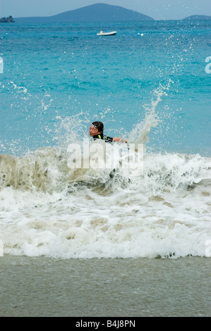 Garçon en combinaison de plongée dans la mer des Caraïbes St. John USVI Banque D'Images