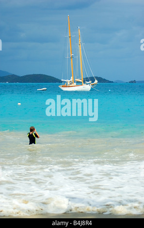 Garçon en combinaison de plongée dans la mer des Caraïbes St. John USVI Banque D'Images