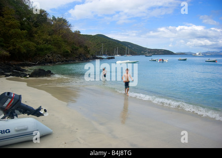 Garçons jouant à la plage à peu de Maho Bay, Saint John, USVI Banque D'Images