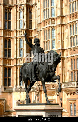 Richard Coeur de Lion statue devant des Chambres du Parlement, Londres UK Banque D'Images