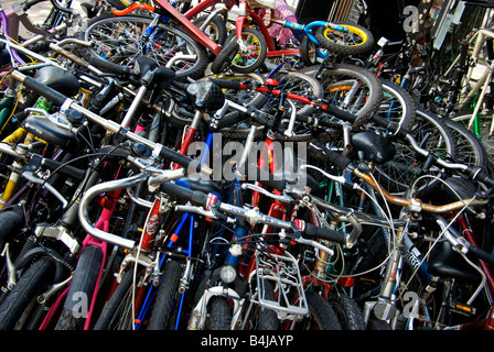 Rack et pile de bicyclettes utilisées en vente sur trottoir en face du magasin de vélos sur la rue principale dans le quartier historique de Mount Pleasant Banque D'Images