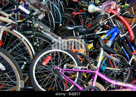 Rack et pile de bicyclettes utilisées en vente sur trottoir en face du magasin de cycle sur la rue principale dans le quartier historique de Mount Pleasant Banque D'Images