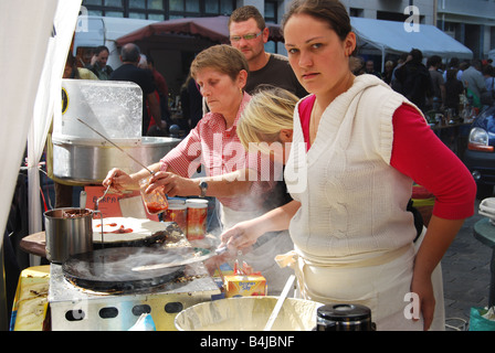 La vente des crêpes à Lille Braderie France Banque D'Images