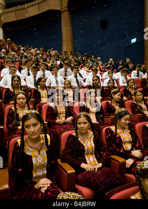 Audience d'élèves augmenter les délégués à la conférence internationale d'openign, Ashgabat, Turkménistan Banque D'Images