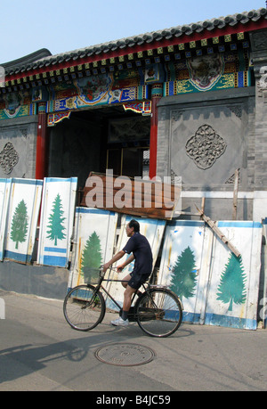 Un homme monte un vélo à travers un Hutong de Yandai Xiejie à Beijing Chine Banque D'Images