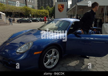 Les clients potentiels d'inspecter les Porsches et autres véhicules de luxe sur l'affichage au World Financial Center New York Motorexpo Banque D'Images