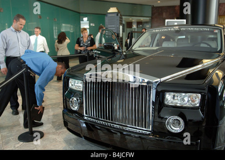 Les clients potentiels d'inspecter une Rolls Royce et autres véhicules de luxe sur l'affichage au World Financial Center New York Motorexpo Banque D'Images