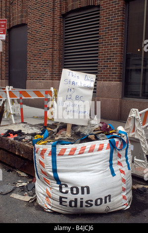 Un signe d'humour posté le haut de débris à un Con Ed d'excavation dans le quartier de Tribeca New York Banque D'Images