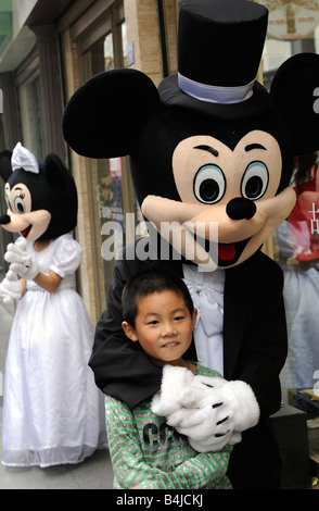 Magasin chinois promotion avec Micky Mouse à Chengdu, Sichuan, Chine 04-Oct-2008 Banque D'Images