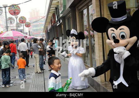 Magasin chinois promotion avec Micky Mouse à Chengdu, Sichuan, Chine 04-Oct-2008 Banque D'Images