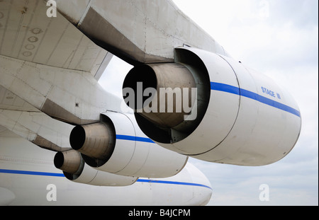 Les moteurs turbo-jet sous aile blanche d'un grand avion cargo contre ciel couvert, les surfaces lisses et les lignes fluides de la traînée aérodynamique Banque D'Images