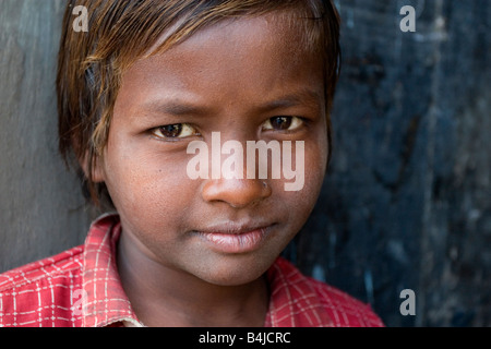 Une jeune fille de la tribu Santhal communauté. Photographie prise à un village reculé du Bengale occidental, Inde Banque D'Images