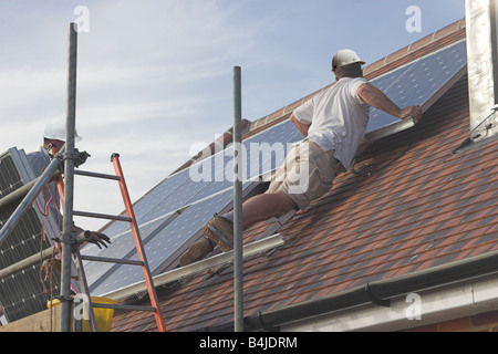 Installation d'un système d'énergie solaire photovoltaïque sur une maison privée près de Oxford Banque D'Images