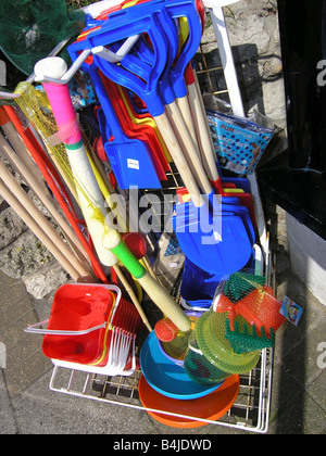 Des seaux et des pelles en vente en dehors d'une station balnéaire britannique traditionnelle shop Banque D'Images