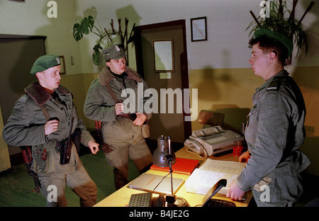 Polish garde-frontières dans la caserne avant de patrouille de nuit, Pologne Banque D'Images