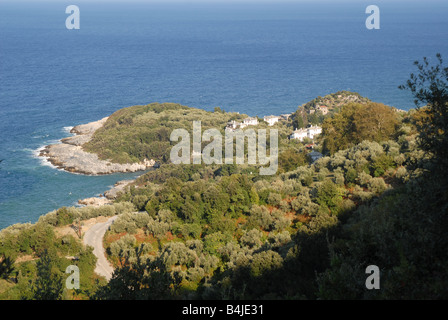 La Grèce. La péninsule de Pelion. Vue plongeante sur le village de Aghios Ioannis. Banque D'Images