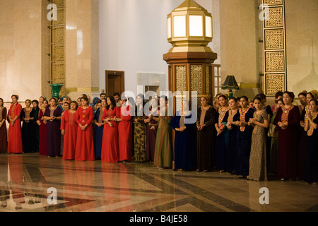 Audience de la femme en costume national à l'ouverture de conférence internationale dans le Musée du Président, Ashqabat, Turkménistan Banque D'Images