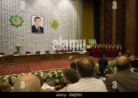 Audience des délégués à l'ouverture de la conférence internationale, Ashqabat, Turkménistan Banque D'Images