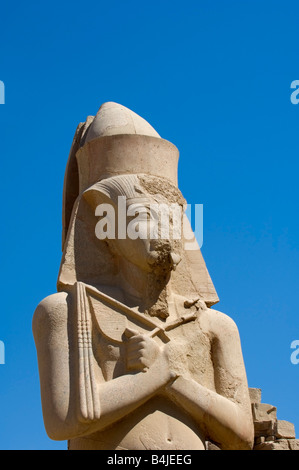 Colosse de Ramsès II, Temple de Karnak complexe, UNESCO World Heritage Site, Luxor, Egypt Banque D'Images