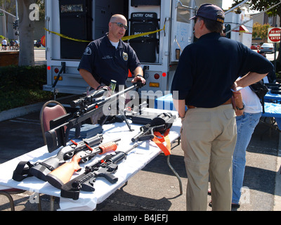 Redondo agent de police explique certaines des armes utilisées par le Département de Police de Redondo Beach à l'assemblée annuelle de la sécurité Banque D'Images