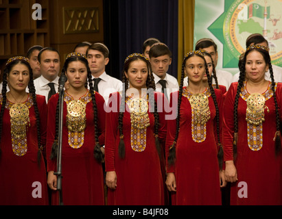 Choeur en costume autochtone à l'ouverture de la conférence internationale, Ashqabat, Turkménistan Banque D'Images