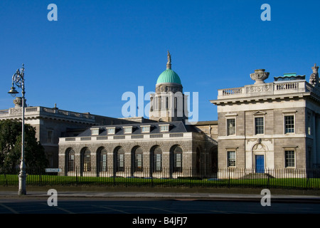 Custom House sur les rives de la Liffey, à Dublin, conçu par James Gandon et achevé en 1791. Banque D'Images