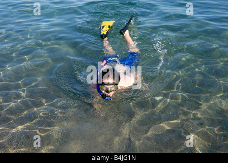 Un jeune homme avec matériel de plongée dans la mer Grèce Rhodes Banque D'Images