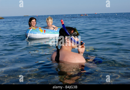 Un jeune homme avec matériel de plongée dans la mer Grèce Rhodes Banque D'Images