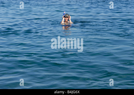 Un jeune homme avec matériel de plongée dans la mer Grèce Rhodes Banque D'Images