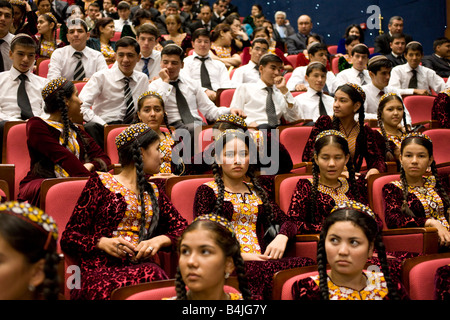 Audience d'élèves augmenter les délégués à la conférence internationale d'openign, Ashgabat, Turkménistan Banque D'Images