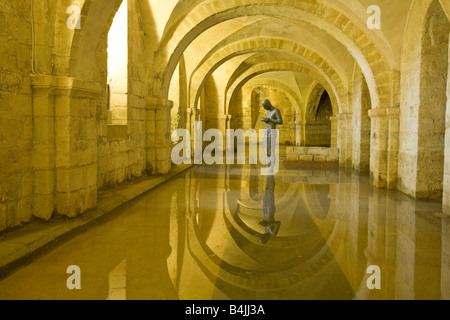 Statue sculpture sonore II 2 par Antony Gormley dans les cryptes de la cathédrale de Winchester Hampshire Angleterre Royaume-Uni GB Banque D'Images